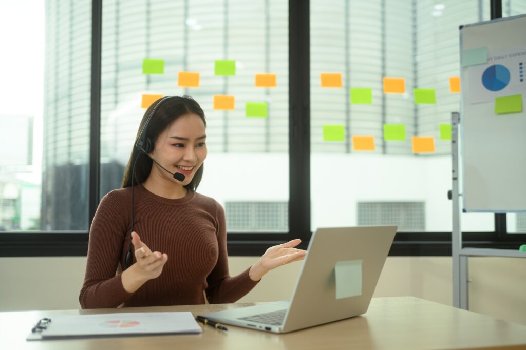 Customer service representative in headset consulting for digital marketing with client